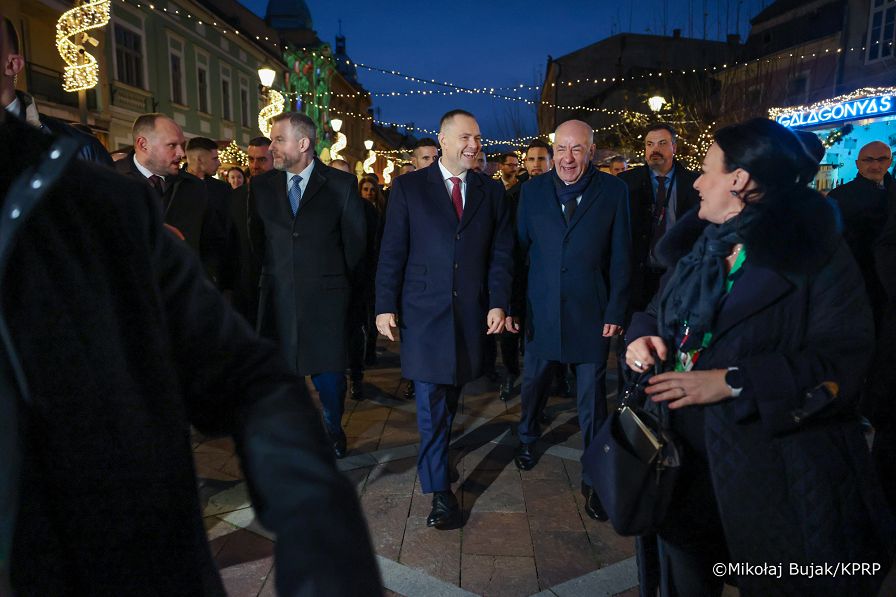002_Prezydent_Karol_Nawrocki_spotkanie_Prezydentow_panstw_Grupy_Wyszehradzkiej_Jarmark_bożonarodzeniowy_03-12-2025_MWB15582.jpg.JPG