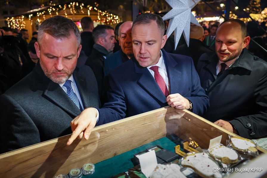 006_Prezydent_Karol_Nawrocki_spotkanie_Prezydentow_panstw_Grupy_Wyszehradzkiej_Jarmark_bożonarodzeniowy_03-12-2025_MWB15460.jpg.JPG