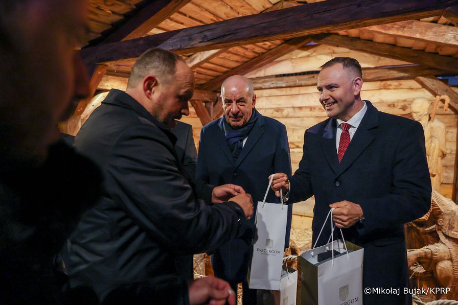 009_Prezydent_Karol_Nawrocki_spotkanie_Prezydentow_panstw_Grupy_Wyszehradzkiej_Jarmark_bożonarodzeniowy_03-12-2025_MWB16213.jpg.JPG