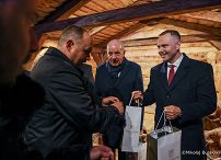 009_Prezydent_Karol_Nawrocki_spotkanie_Prezydentow_panstw_Grupy_Wyszehradzkiej_Jarmark_bożonarodzeniowy_03-12-2025_MWB16213.jpg.JPG