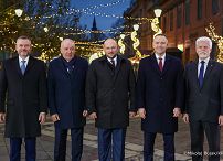 001_Prezydent_Karol_Nawrocki_spotkanie_Prezydentow_panstw_Grupy_Wyszehradzkiej_Jarmark_bożonarodzeniowy_03-12-2025_MWB15006.jpg.JPG