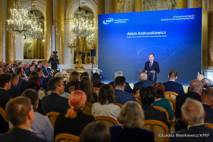 002_Minister_Adam_Andruszkiewicz_Uroczystość wręczenia Nagród Fundacji Polskiej_03-12-2025_LB_21026.jpg.JPG