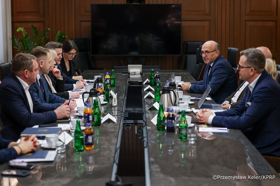 008_Minister_Mateusz_Kotecki_spotkanie z przedstawicielami branży_04-12-2025_PK2_3292.jpg.JPG