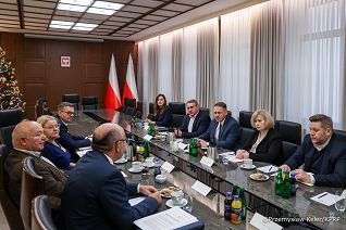 006_Minister_Mateusz_Kotecki_spotkanie z przedstawicielami branży_04-12-2025_PK1_9586.jpg.JPG