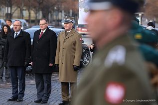 005_Doradca_Jan_Jozef_Kasprzyk_wieniec_pomnik_Jozefa_Pilsudskiego_Belweder_20251205_1S5A5778.jpg