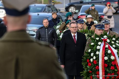 002_Doradca_Jan_Jozef_Kasprzyk_wieniec_pomnik_Jozefa_Pilsudskiego_Belweder_20251205_1S5A5769.jpg