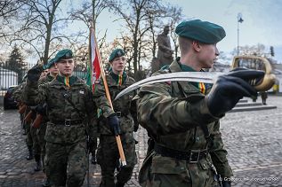 001_Doradca_Jan_Jozef_Kasprzyk_wieniec_pomnik_Jozefa_Pilsudskiego_Belweder_20251205_GJA_5733.jpg