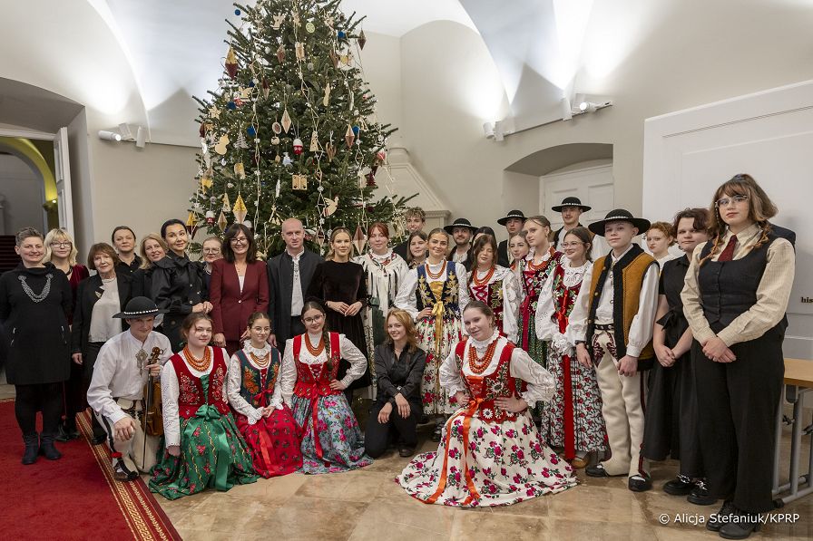 23_Marta_Nawrocka_ubieranie_choinki_Sien_Wielka_20251206_7C6A5485.jpg