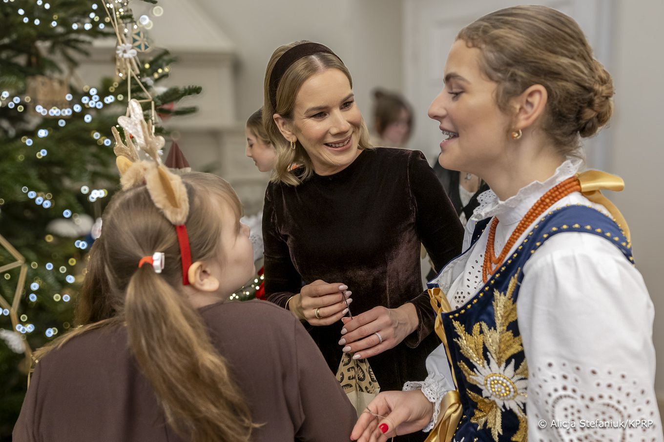 04_Marta_Nawrocka_ubieranie_choinki_Sien_Wielka_20251206_7C6A4009.jpg