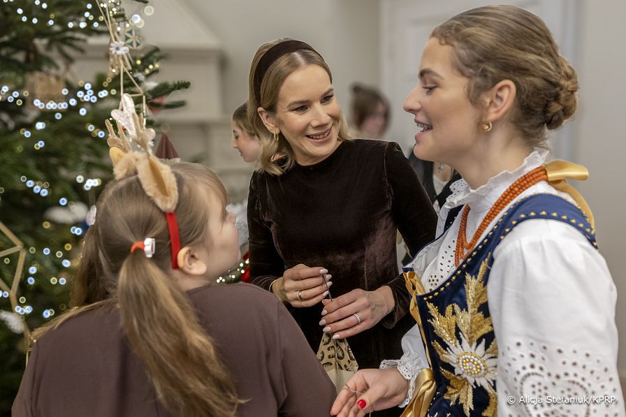 04_Marta_Nawrocka_ubieranie_choinki_Sien_Wielka_20251206_7C6A4009.jpg