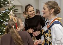 04_Marta_Nawrocka_ubieranie_choinki_Sien_Wielka_20251206_7C6A4009.jpg
