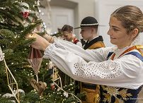 03_Marta_Nawrocka_ubieranie_choinki_Sien_Wielka_20251206_7C6A3956.jpg