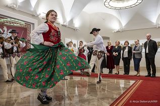 19_Marta_Nawrocka_ubieranie_choinki_Sien_Wielka_20251206_7C6A5110.jpg