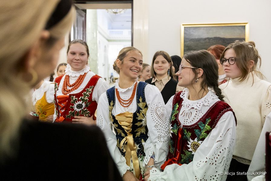 26_Marta_Nawrocka_ubieranie_choinki_Sien_Wielka_20251206_7C6A6012.jpg