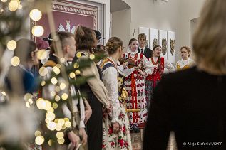 14_Marta_Nawrocka_ubieranie_choinki_Sien_Wielka_20251206_7C6A4832.jpg
