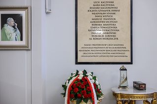 002_kwiaty_miesięcznica_katastrofa_smoleńska_10-02-2025_LB_25470.jpg.JPG