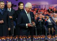 042_znicze_027_Andrzej_Duda_80_rocznica_wyzwolenia_KL_Auschwitz-Birkenau_główne_obchody_27-01-2025_MB2_2241.jpg.jpg