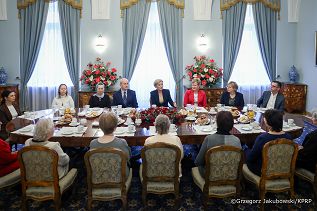 005_Agata_Kornhauser_Duda_spotkanie_wolontariusze_fundacje_małe_stópki_27-02-2025_GJB_1204.jpg.JPG