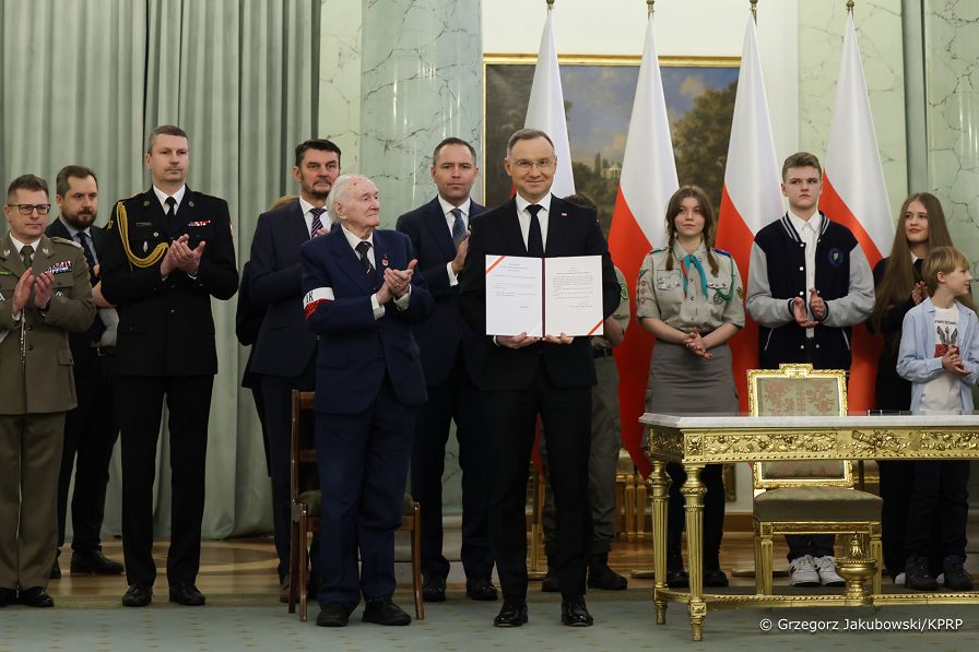 03_Andrzej_Duda_podpisanie_ustawy_o_ustanowieniu_Narodowego_Dnia_Pamieci zolnierzy_AK_20250206_GJB_9977.jpg