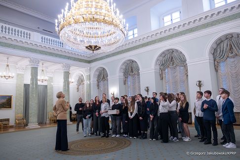 004_Agata_Kornhauser_Duda_spotkanie_uczniowie_ZSS_w_Stroniu_Slaskim_20250319_GJB_4202-Poprawione-Szum.jpg