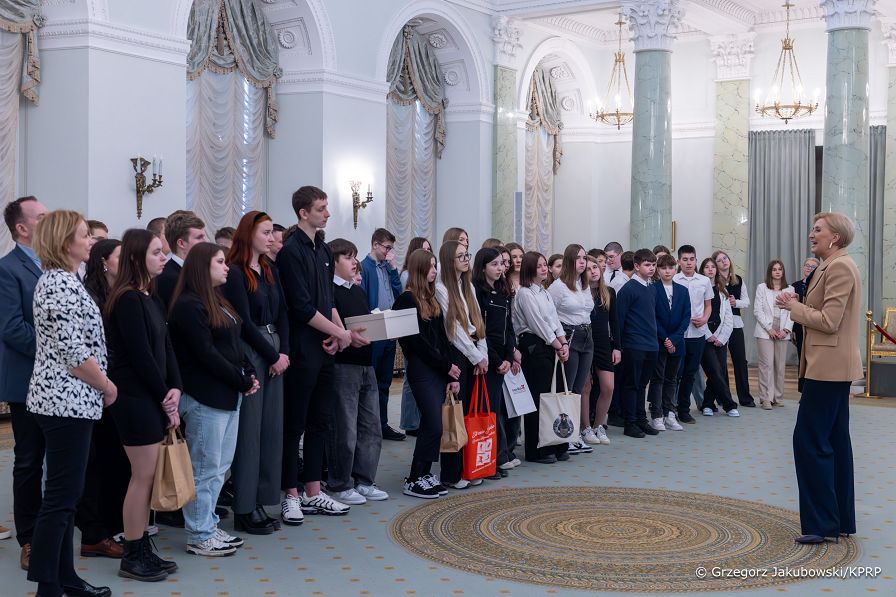 001_Agata_Kornhauser_Duda_spotkanie_uczniowie_ZSS_w_Stroniu_Slaskim_20250319_GJB_4175-Poprawione-Szum.jpg