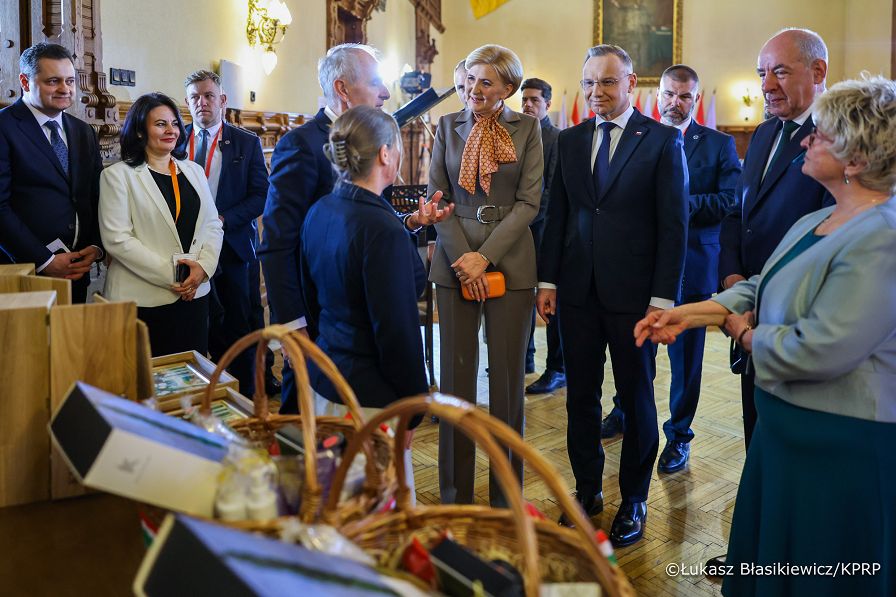 010_Andrzej_Duda_Agata_Korhauser_Duda_Wizyta_Węgry_Prezydent_Węgier_Tamas_Sulyok_Małżonka_powitanie_21-03-2025_LB_12988.jpg.JPG