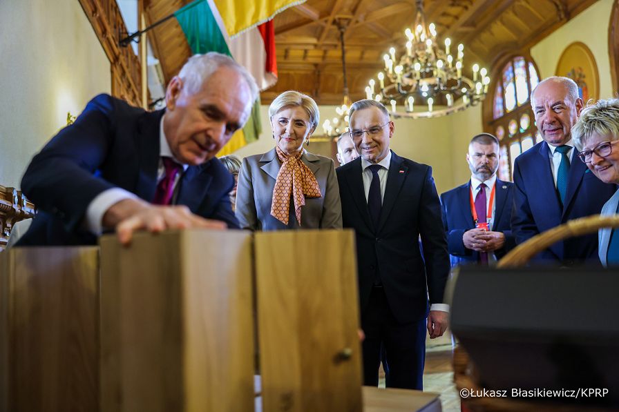009_Andrzej_Duda_Agata_Korhauser_Duda_Wizyta_Węgry_Prezydent_Węgier_Tamas_Sulyok_Małżonka_powitanie_21-03-2025_LB_12922.jpg.JPG