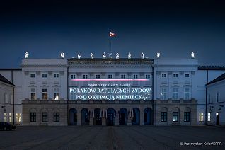 001_Iluminacja_Narodowy_Dzien_Pamieci_Polakow_ratujacych_Zydow_PK_20250324_PK1_3758-Poprawione-Szum.jpg