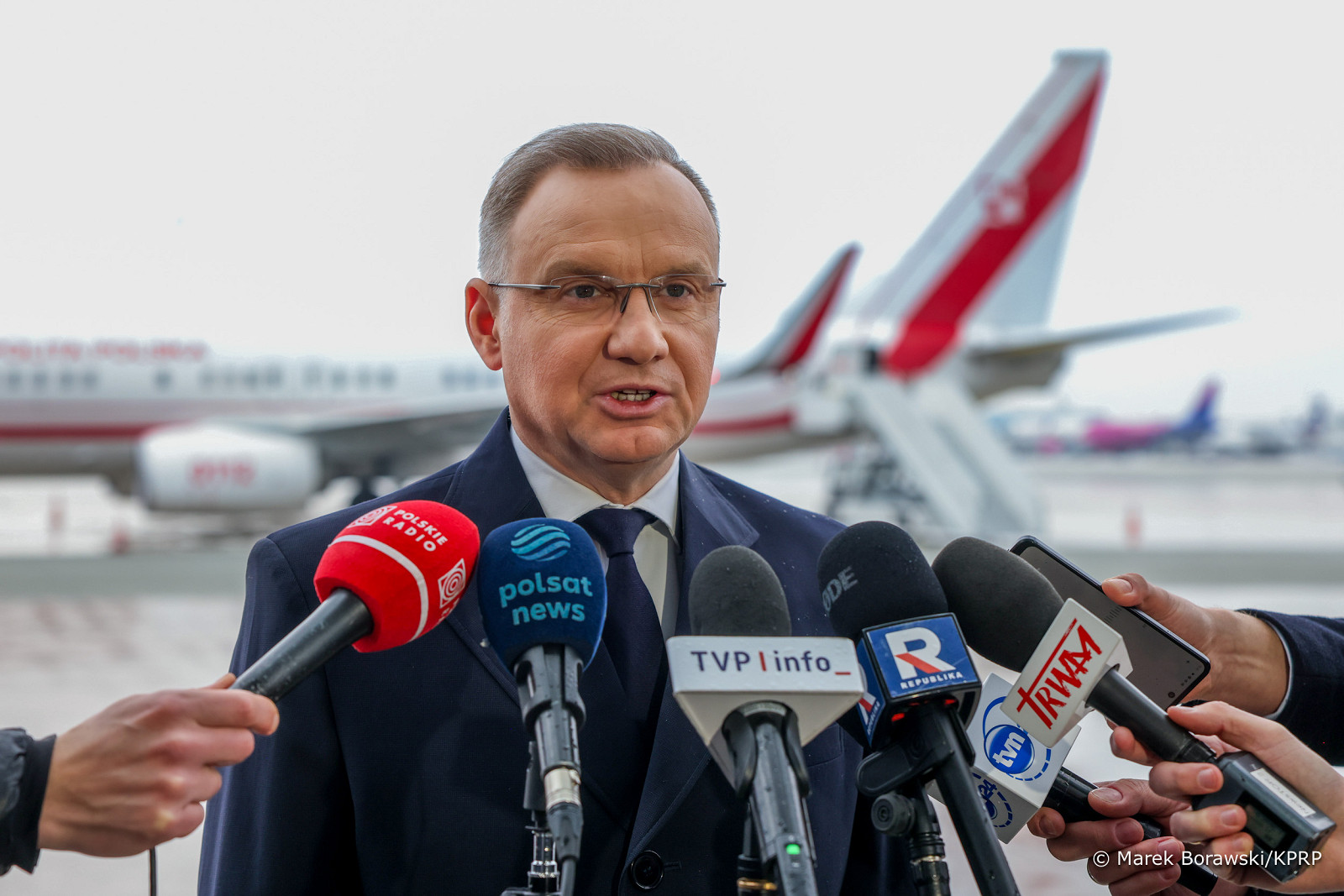 001_Prezydent_Andrzej_Duda_briefing_odlot_Wlochy_20250326_MB1_8212.jpg [638.63 KB]