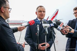 002_Prezydent_Andrzej_Duda_briefing_odlot_Wlochy_20250326_MB1_8386.jpg
