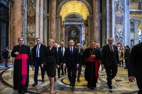 001_Andrzej_Duda_Agata_Kornhauser_Duda_Wizyta_na_grobie_Jana_Pawła_II_27-03-2025_GJA_8035.jpg