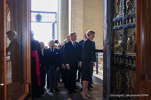 002_Andrzej_Duda_Agata_Kornhauser_Duda_Wizyta_na_grobie_Jana_Pawła_II_27-03-2025_GJA_8063.jpg