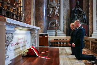 005_Andrzej_Duda_Agata_Kornhauser_Duda_Wizyta_na_grobie_Jana_Pawła_II_27-03-2025_MB1_9944.jpg