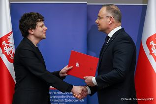 025_Andrzej_Duda_nadanie_obywatelstwa_Jesse_Eisenberg_05-03-2025_MB2_5102.jpg