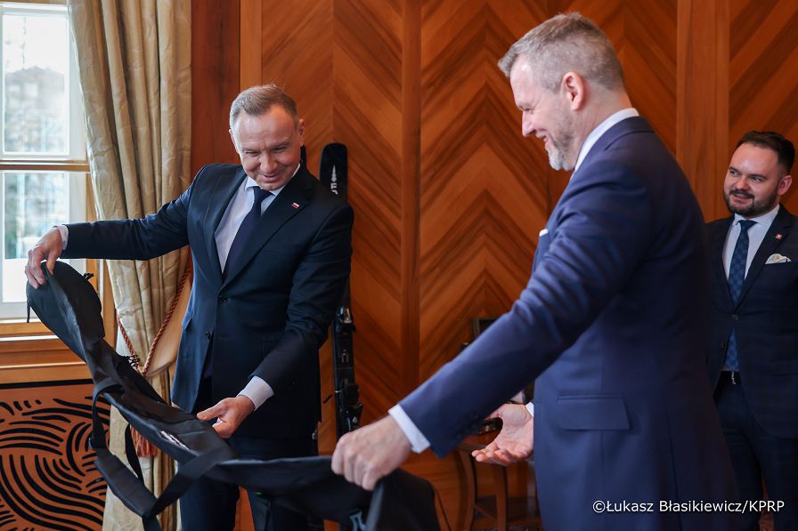 018_Andrzej_Duda_Wizyta_Słowacja_przekazanie_prezentów_01-04-2025_LB_12224.jpg.JPG