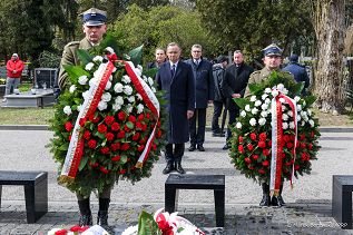 009_Prezydent_Andrzej_Duda_Min_Malgorzata_Paprocka_wience_Powazki_15_rocznica_Katastrofy_smolenskiej_20250410_MB1_8474.jpg