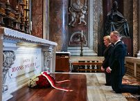 32_Andrzej Duda Wizyta na grobie Jana Pawła II Mar 27 2025.JPG
