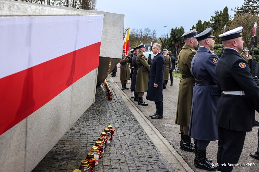 003_Prezydent_Andrzej_Duda_Min_Malgorzata_Paprocka_wience_Powazki_15_rocznica_Katastrofy_smolenskiej_20250410_MB1_8364.jpg