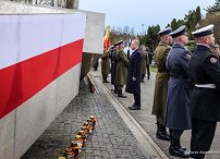 003_Prezydent_Andrzej_Duda_Min_Malgorzata_Paprocka_wience_Powazki_15_rocznica_Katastrofy_smolenskiej_20250410_MB1_8364.jpg