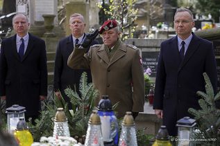 15_Andrzej_Duda_15_rocznica_Katastrofy_Smolenskiej_wieniec_Andrzej_Sariusz_Skapski_Krakow_20250410_GJB_5812.jpg