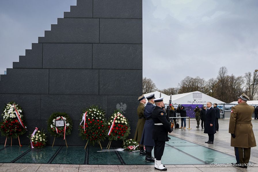 003_Prezydent_Andrzej_znicze_pod_pomnikiem_Ofiar_Tragedii_Smolenskiej_2010_20250410_MB1_8902.jpg