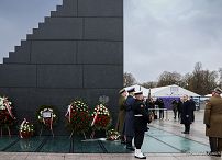 003_Prezydent_Andrzej_znicze_pod_pomnikiem_Ofiar_Tragedii_Smolenskiej_2010_20250410_MB1_8902.jpg