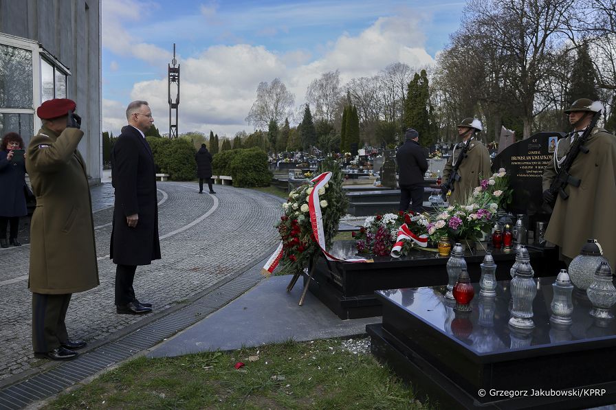 27_Andrzej_Duda_15_rocznica_Katastrofy_Smolenskiej_wieniec_Bronislaw_Kwiatkowski-_20250410_GJB_5988.jpg