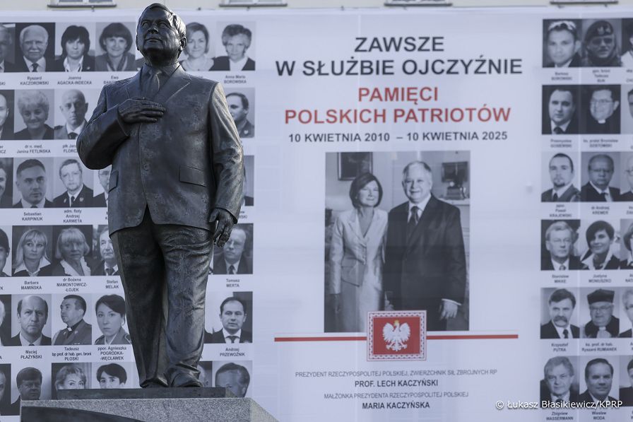 15_Malgorzata_Paprocka_15_rocznica_Katastrofy_Smolenskiej_wieniec_Pomink-_20250410_LB_16787.jpg