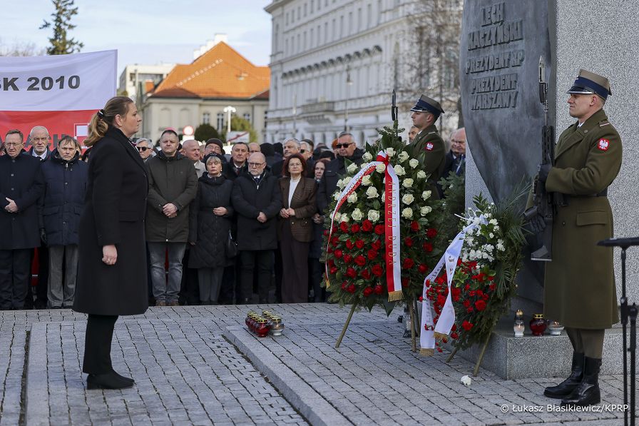 14_Malgorzata_Paprocka_15_rocznica_Katastrofy_Smolenskiej_wieniec_Pomink-_20250410_LB_16758.jpg