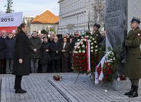 14_Malgorzata_Paprocka_15_rocznica_Katastrofy_Smolenskiej_wieniec_Pomink-_20250410_LB_16758.jpg