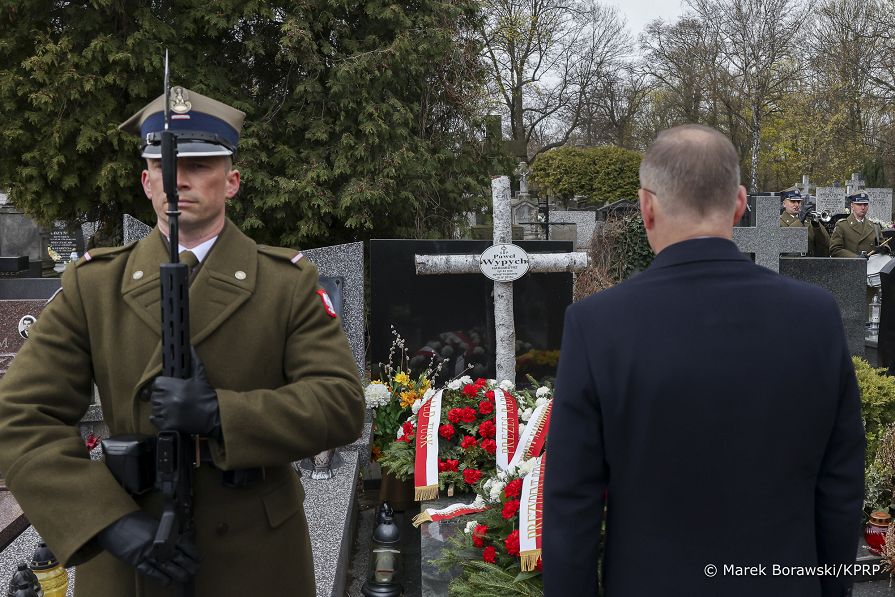 07_Andrzej_Duda_15_rocznica_Katastrofy_Smolenskiej_wieniec_Pawel_Wypych_20250410_MB1_8226.jpg