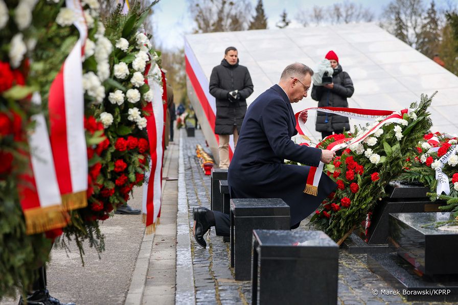 006_Prezydent_Andrzej_Duda_Min_Malgorzata_Paprocka_wience_Powazki_15_rocznica_Katastrofy_smolenskiej_20250410_MB2_6437_1.jpg
