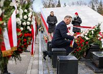 006_Prezydent_Andrzej_Duda_Min_Malgorzata_Paprocka_wience_Powazki_15_rocznica_Katastrofy_smolenskiej_20250410_MB2_6437_1.jpg