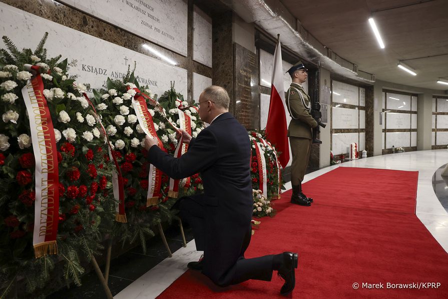 01_Andrzej_Duda_15_rocznica_Katastrofy_Smolenskiej_wieniec_Swiatynia_Opacznosci_Bozej-_20250410_MB1_8005.jpg